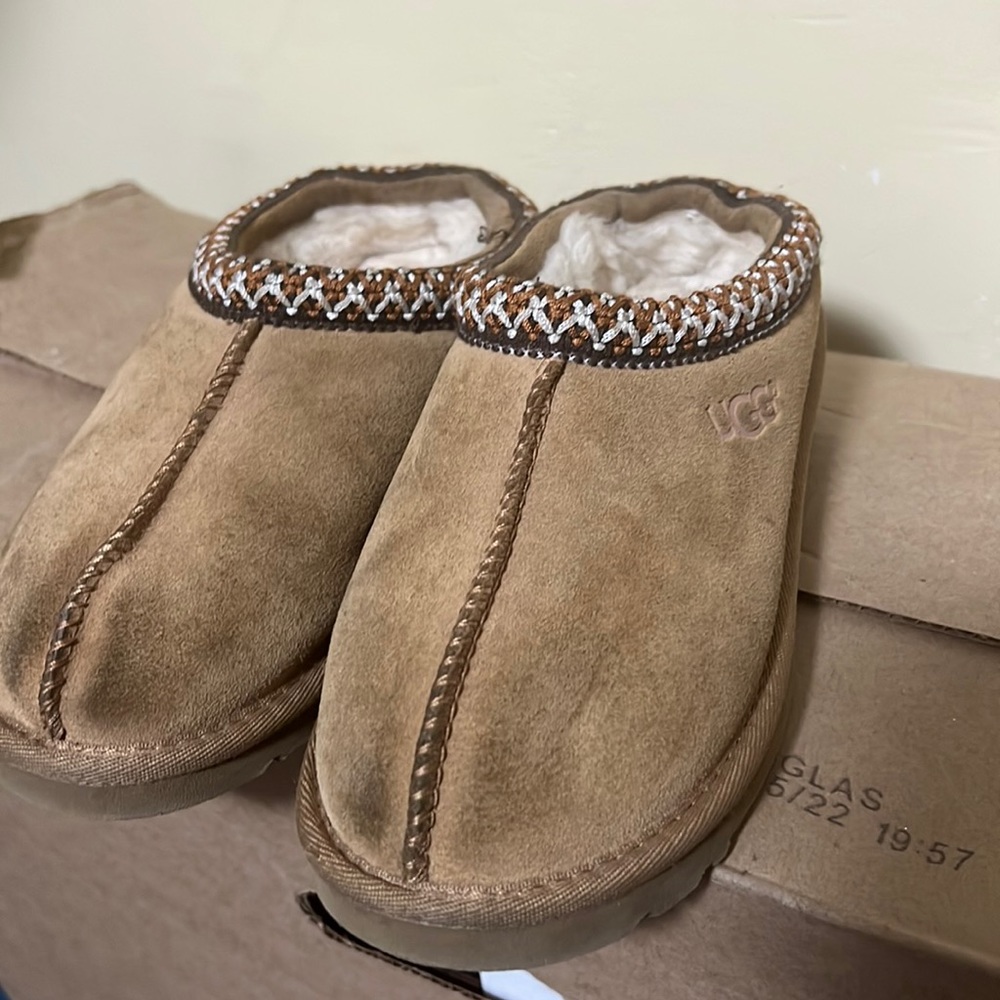 Kids ugg slides